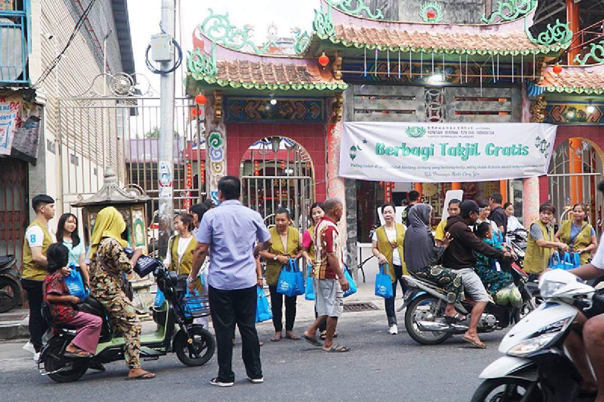 Berbagi Takjil dan Pemilahan Barang Daur Ulang di Kota Bagansiapiapi