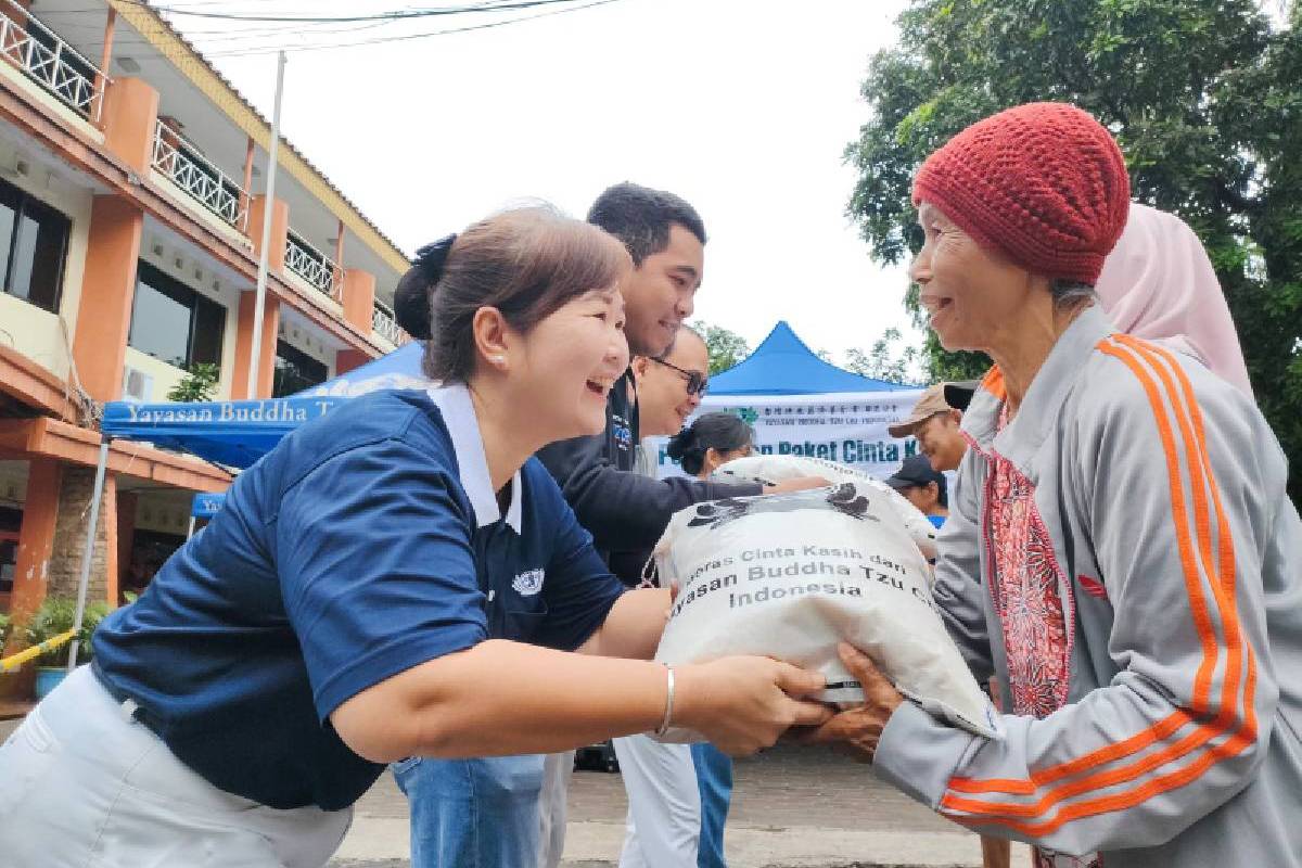 Paket Cinta Kasih Lebaran: 890 Paket Beras Bagi Warga Gunung Sahari Utara