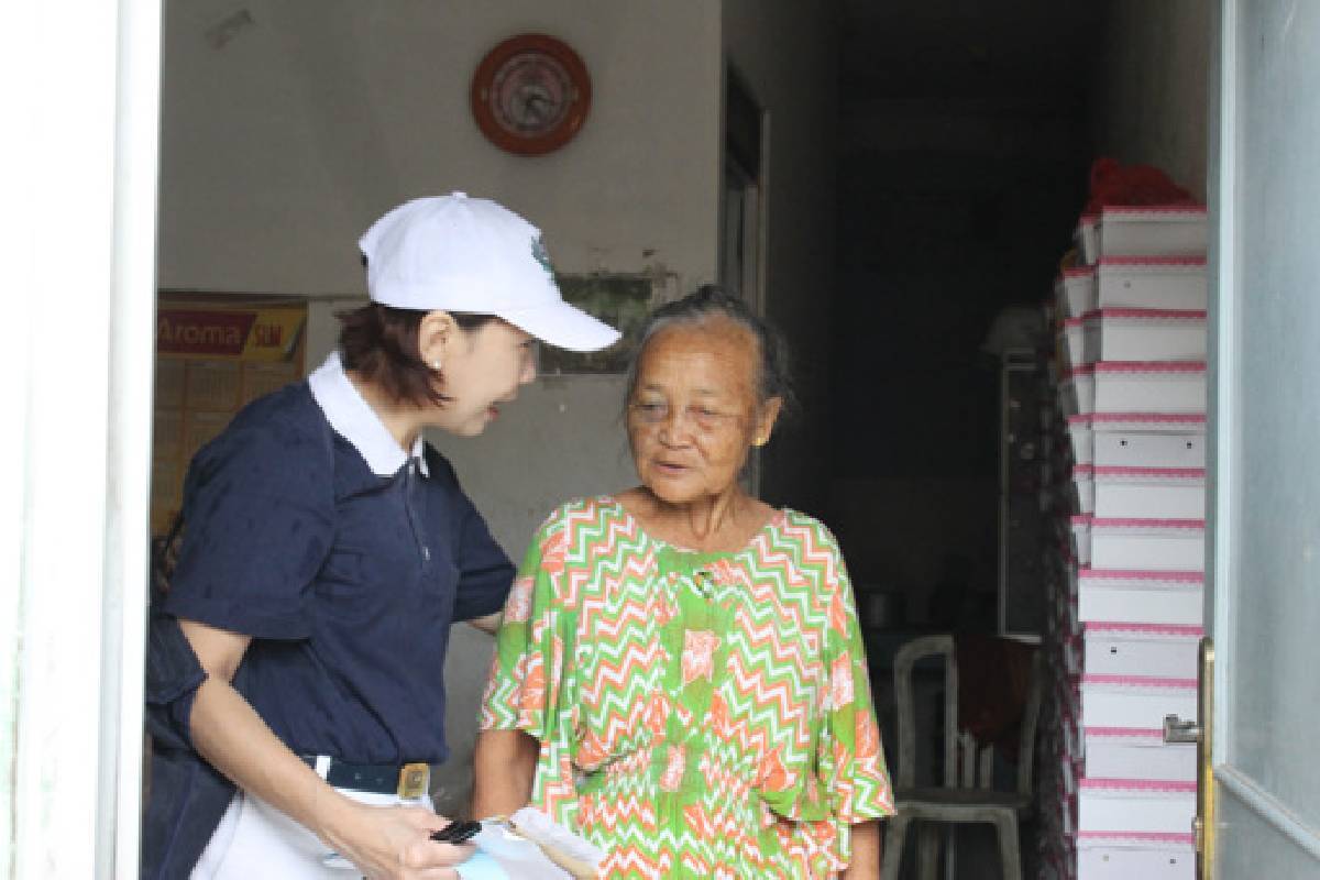 Pembagian Kupon Paket Lebaran untuk Warga Lansia di Cilincing