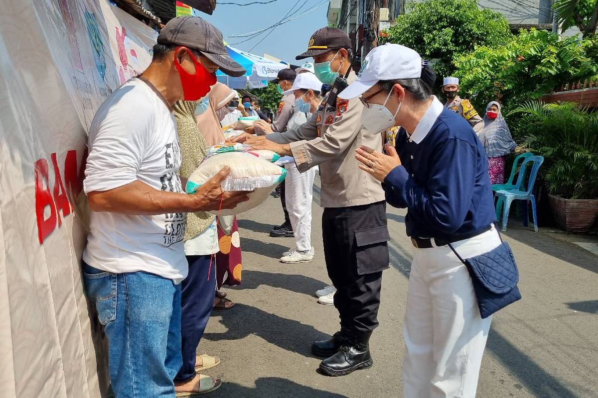 Bantuan Sosial Peduli Covid-19 di Kelurahan Slipi