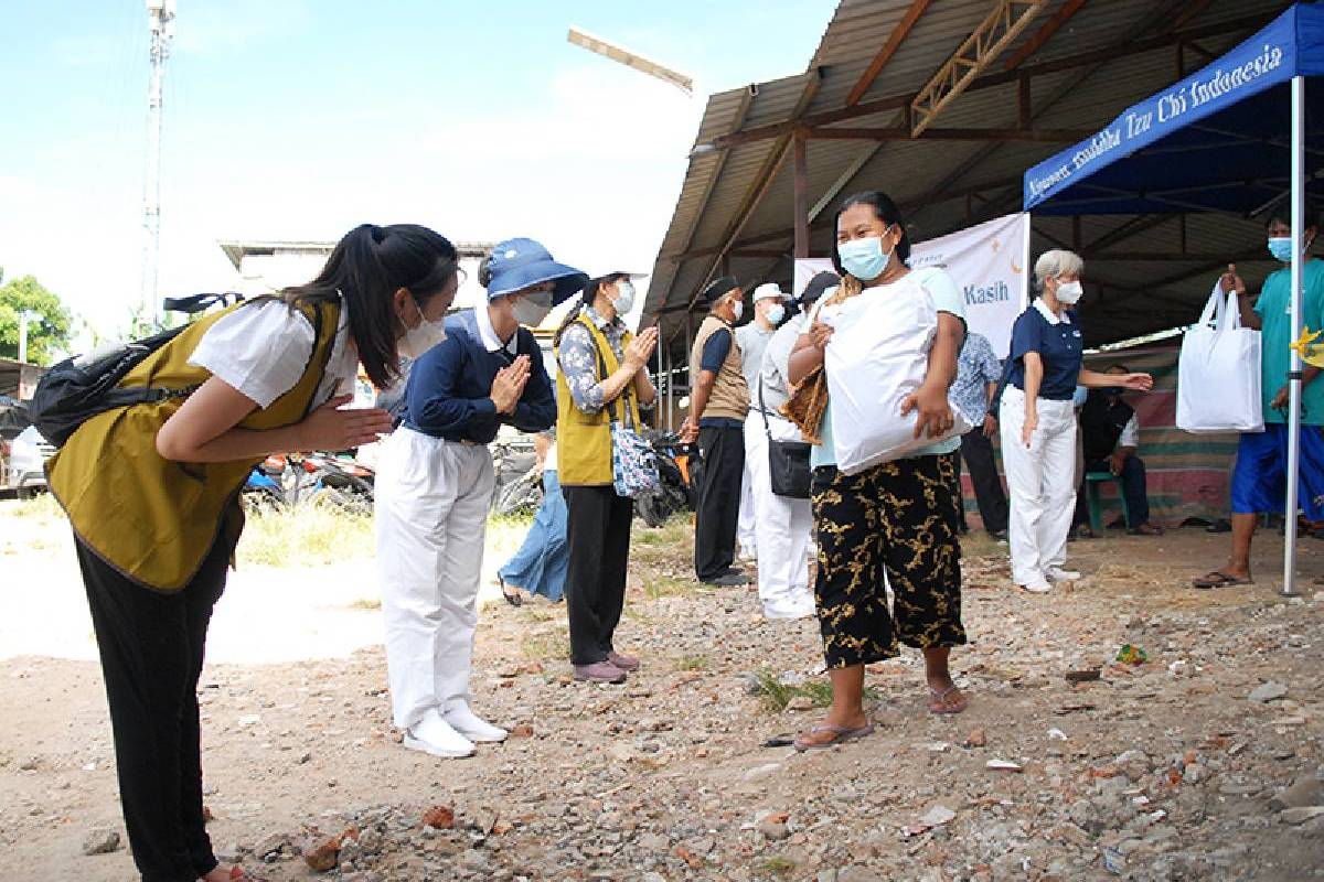 970 Paket Sembako Bagi Warga Semanan