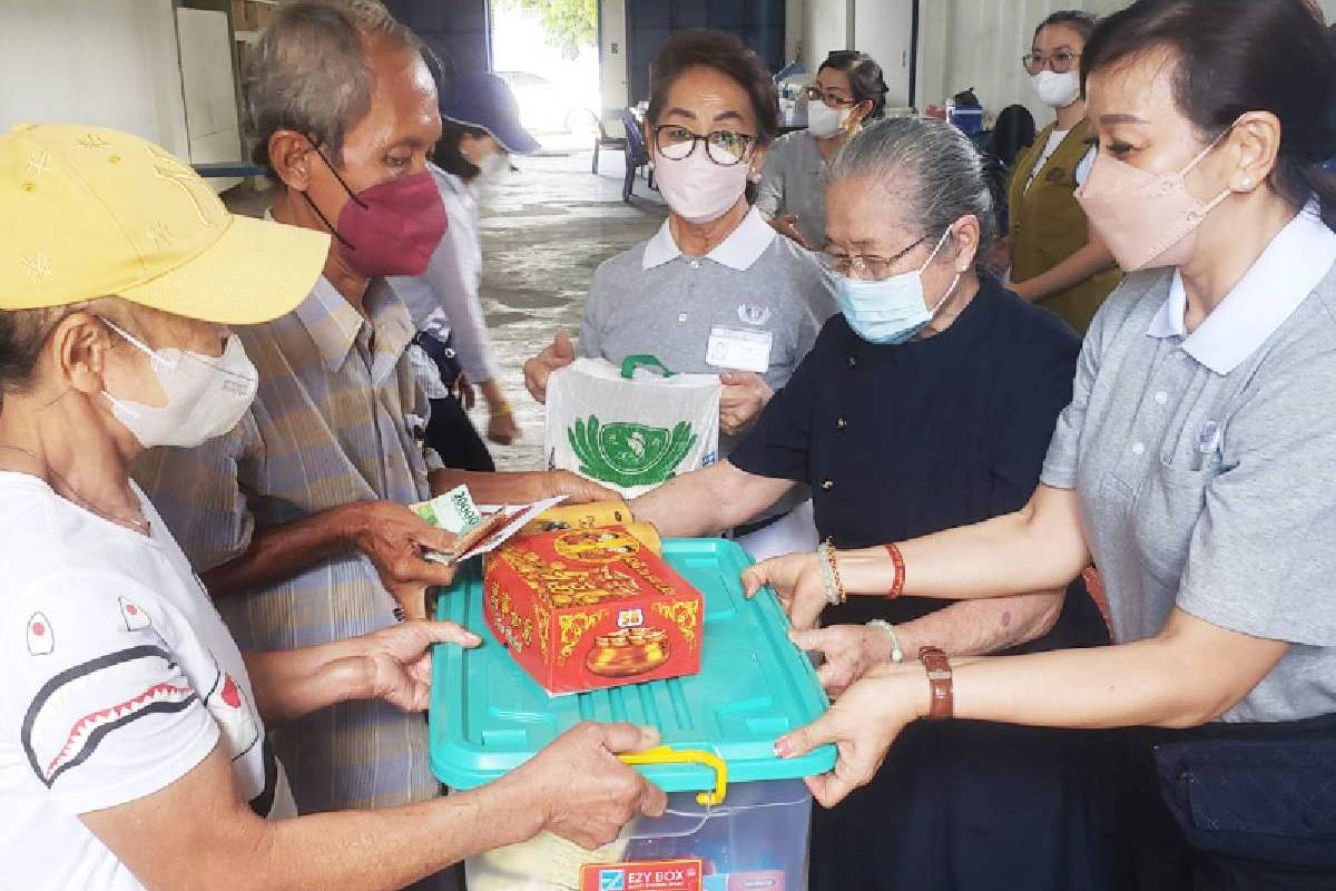 Bingkisan Imlek Bagi Gan En Hu di Pematang Siantar