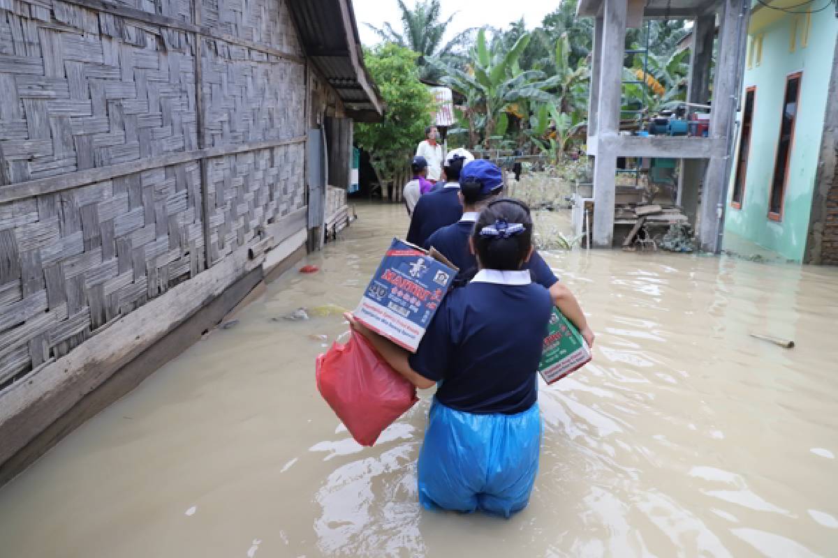 Menghantarkan Kehangatan untuk Korban Banjir di Tebing Tinggi