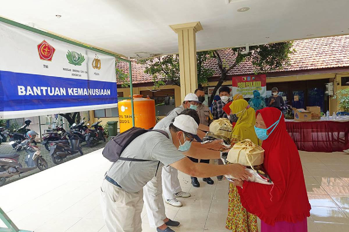 Paket Sembako Cinta Kasih di Kelurahan Menanggal