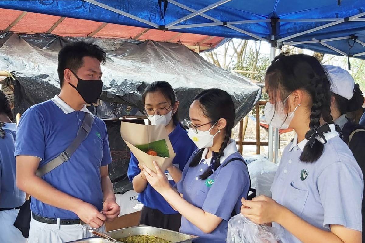 Muda-mudi Tzu Chi di Lima Kota Ini Kompak Bagikan Makanan Berbuka Puasa