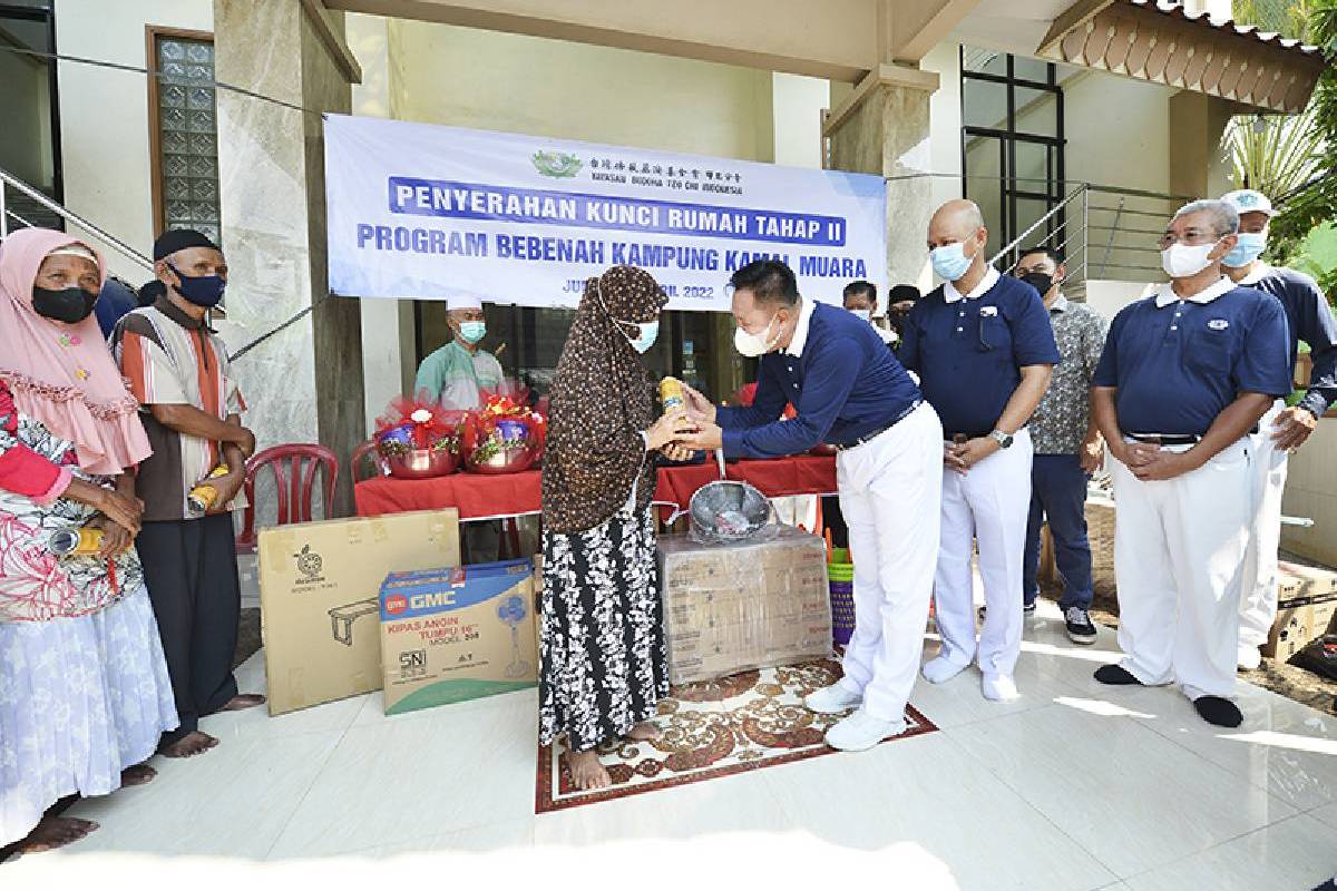 Para Penerima Bantuan Bedah Rumah Tzu Chi di Kamal Muara Larut dalam Kebahagiaan  