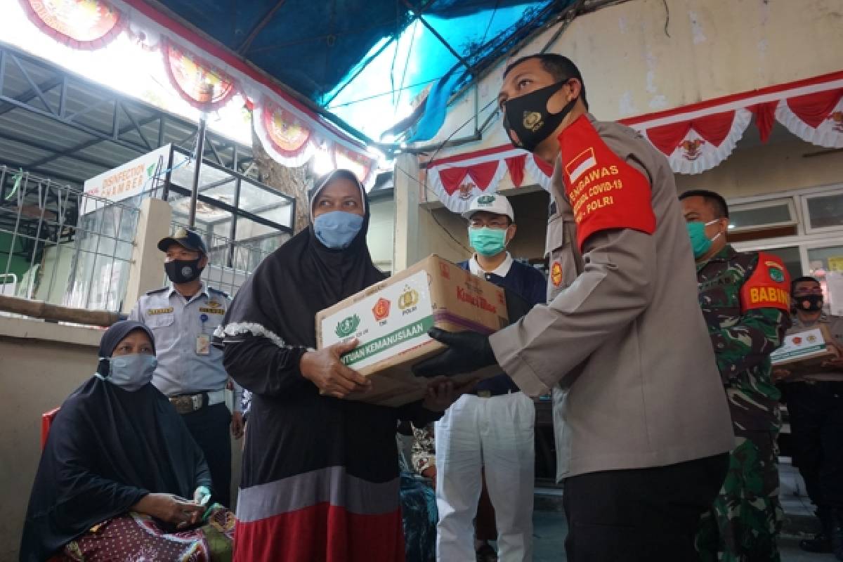 Seribu Paket Sembako di Kelurahan Cipinang Besar Utara