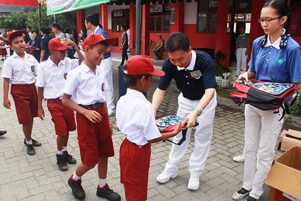 Paket Peralatan Sekolah dari Tzu Ching