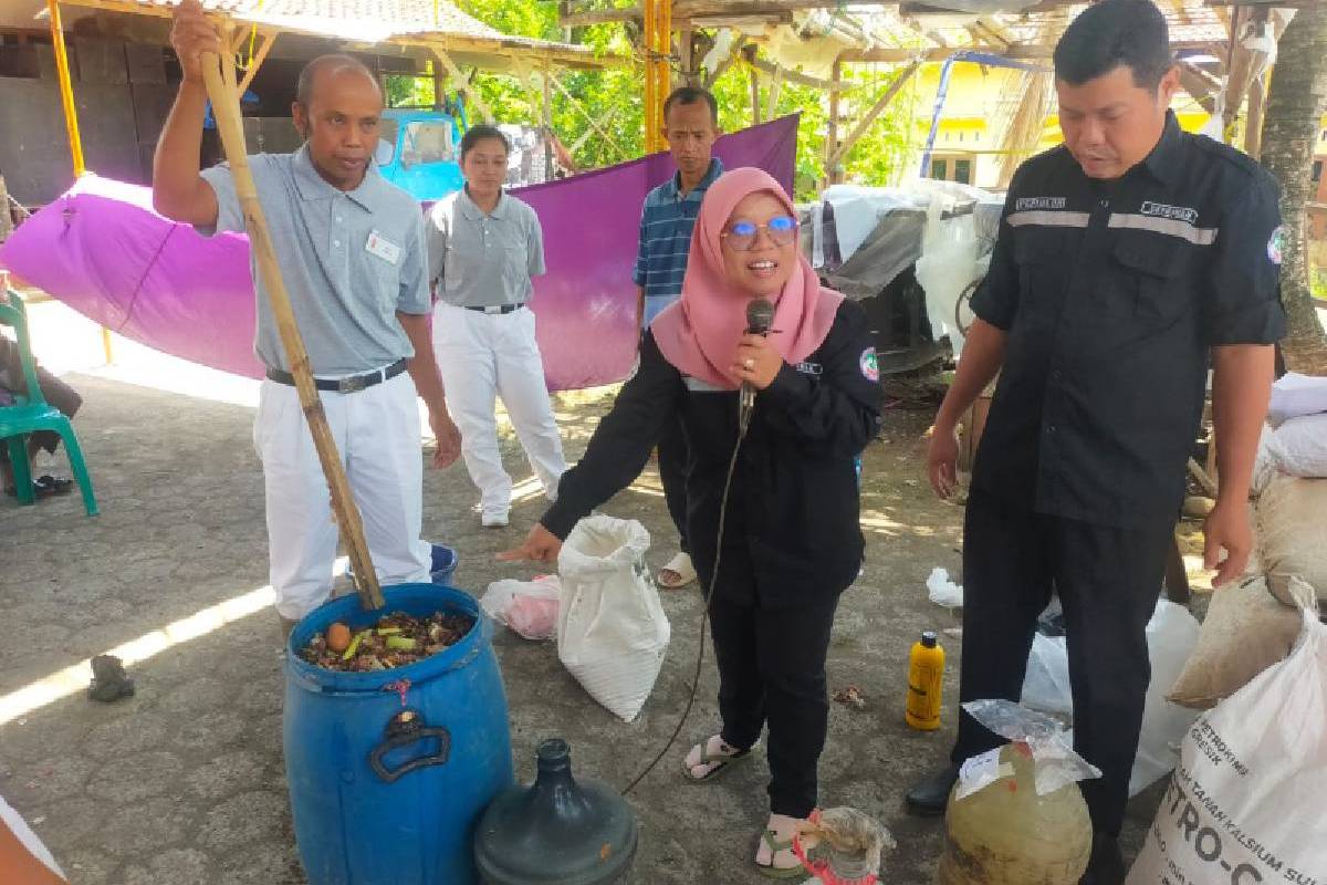 Beramal Sekaligus Belajar Membuat Pupuk