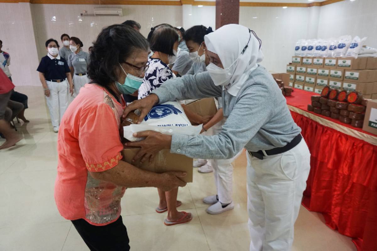 Paket Sembako dan Kue Keranjang yang Turut Semarakkan Perayaan Imlek