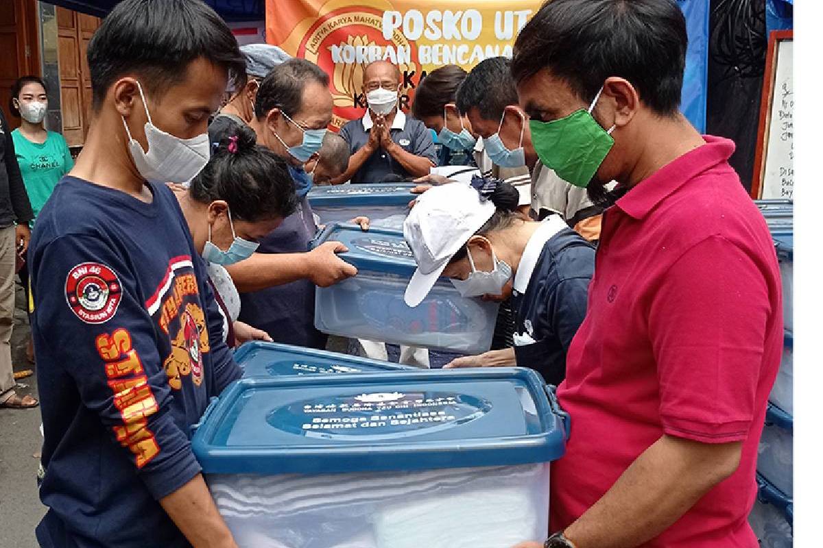 Pembagian Paket Kebakaran Sawah Lio