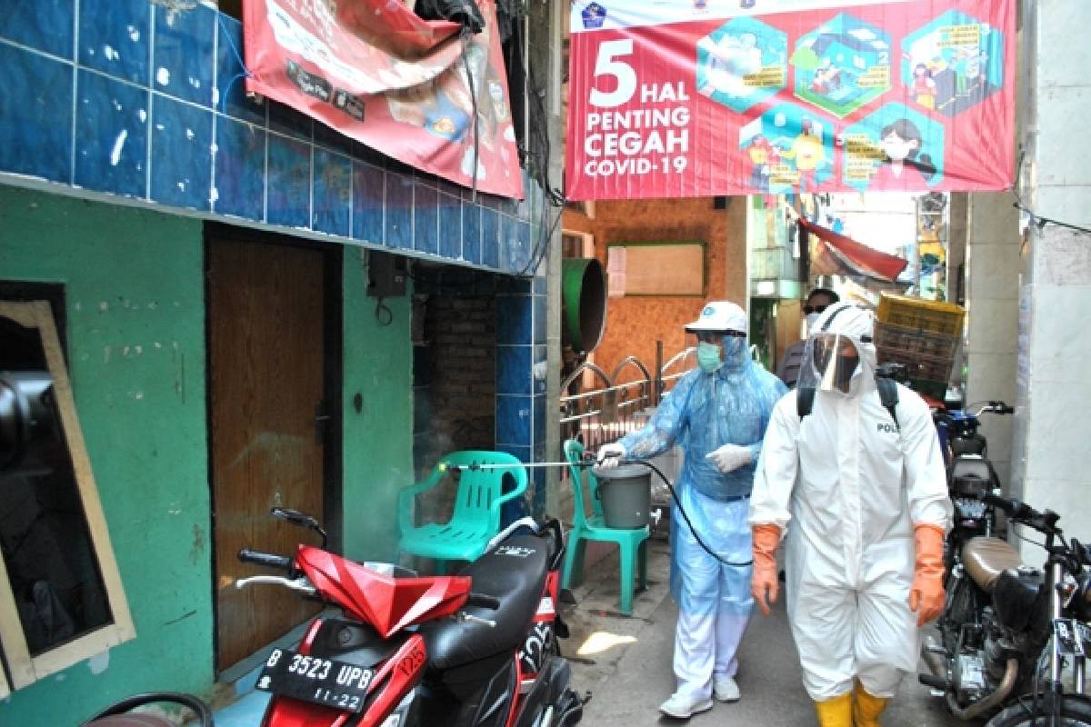 Penyemprotan Disinfektan di Muara Baru Penjaringan