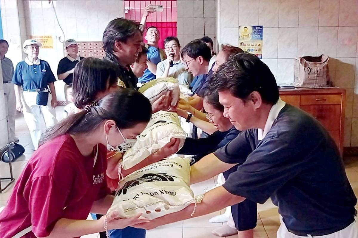 Tzu Chi Bagikan Paket Imlek di Wihara Tanda Bhakti Glodok