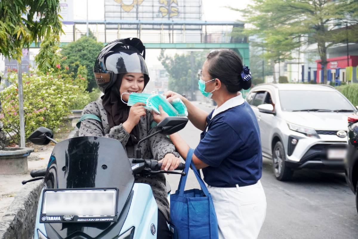 Asap Pekat Menyelimuti Pekanbaru, Relawan Tzu Chi Bagikan 60 Ribu Masker 