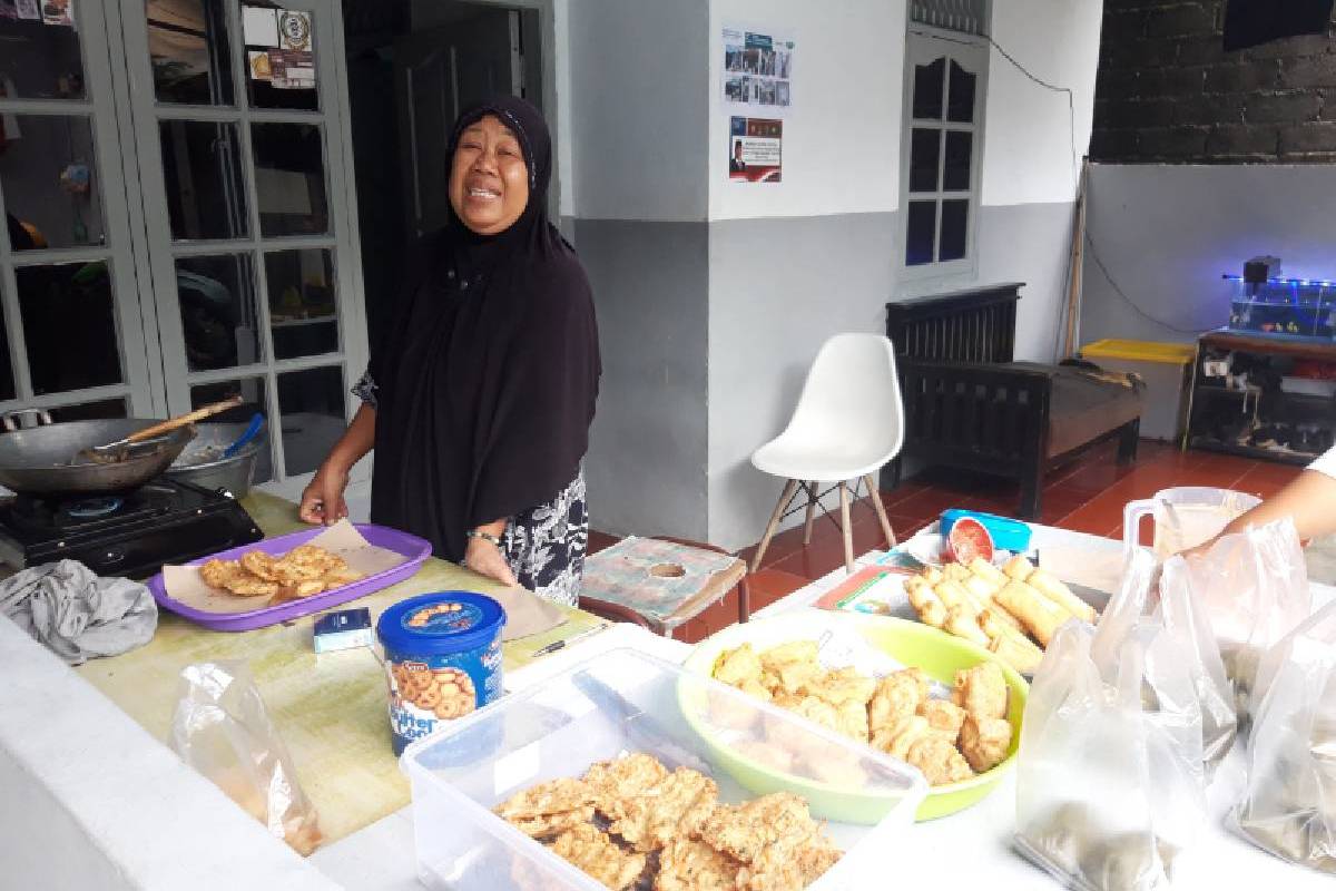 Renovasi Rumah Tidak Layak Huni di Depok: Dari Teras Sederhana, Juriah Menjaga Harapan Keluarganya