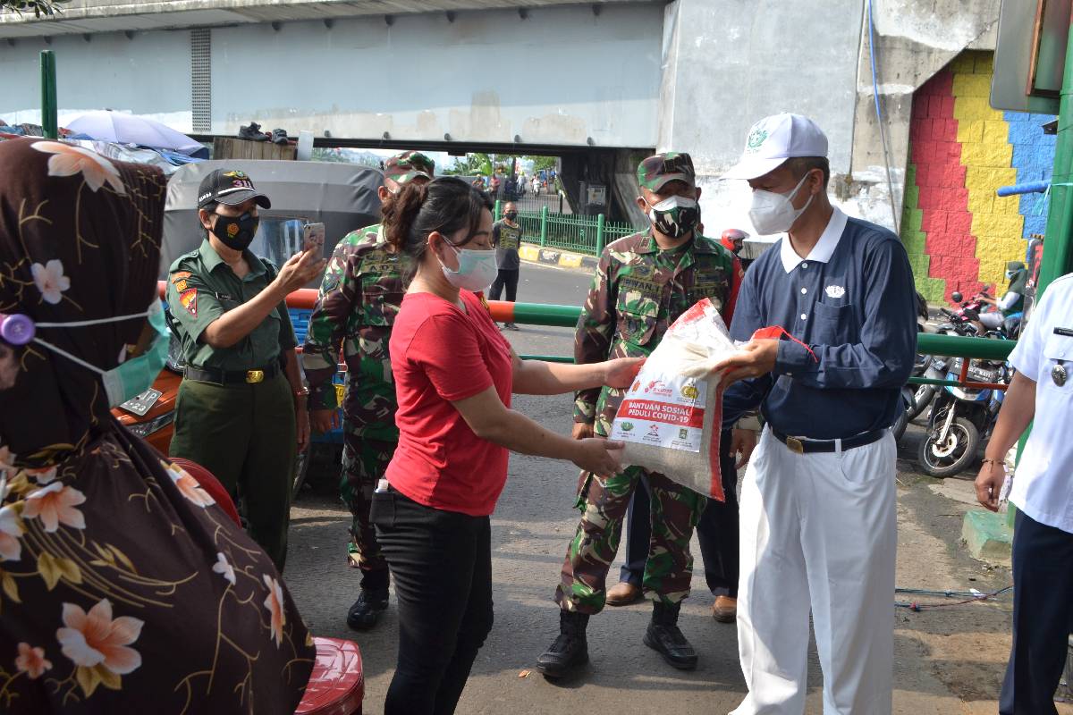 Relawan Tzu Chi Terus Menyalurkan Beras di Masa PPKM Darurat