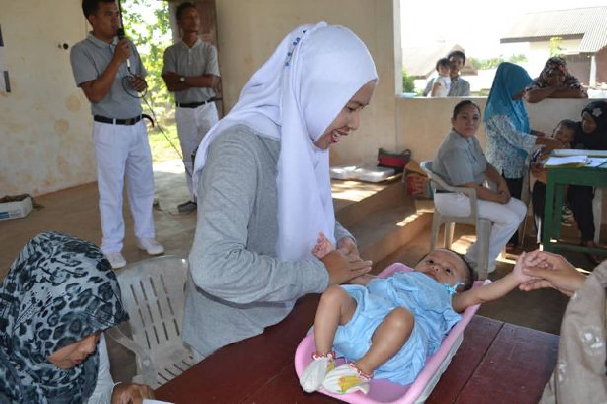 Melayani Ibu dan Anak Melalui Posyandu