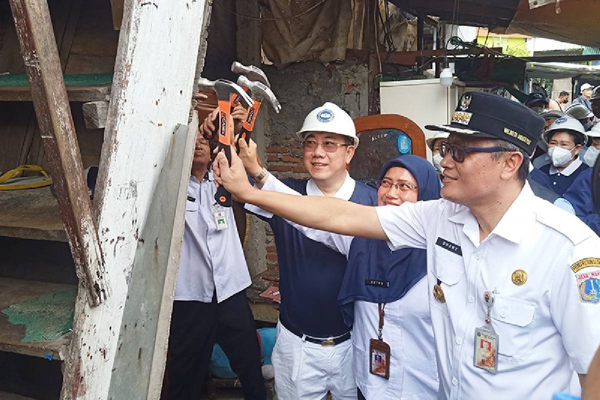 Relawan Bantu Pembongkaran Rumah di Kelurahan Tanah Tinggi