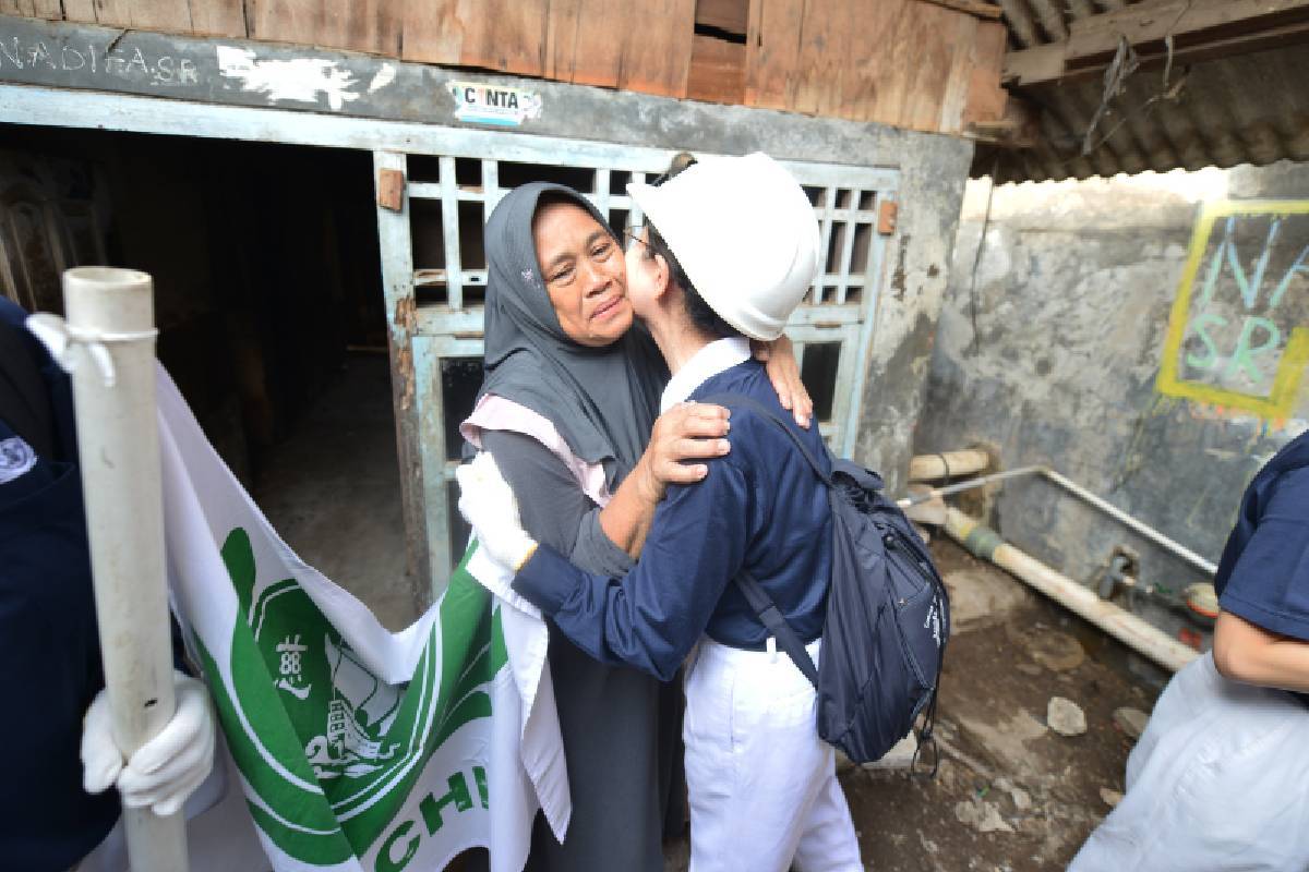 Tangis Haru Cicih Menyambut Rumah yang Akan Dibenahi