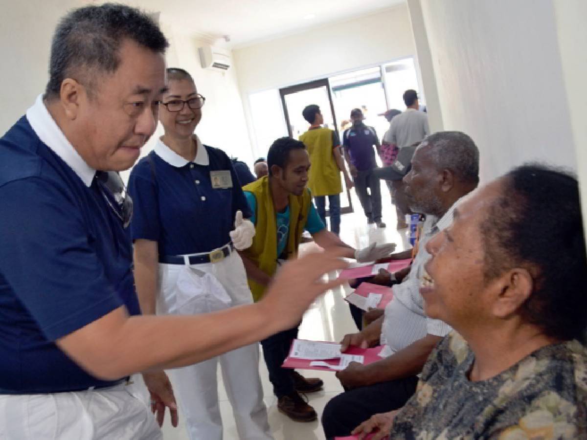 Susanto Pirono dan Yenny The: Relawan Tzu Chi Biak