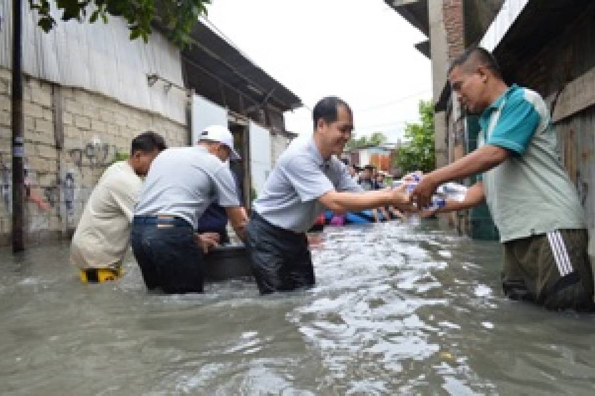 Banjir Jakarta: Nasi Bungkus Untuk Warga Menyer