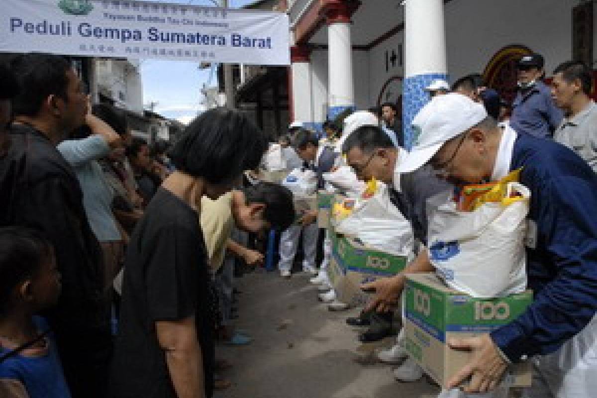 Padang: HTT dan Tzu Chi Salurkan Bantuan 