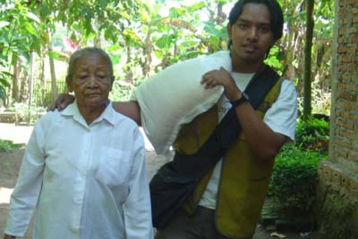 Tangan-tangan Muda Penuh Cinta Kasih