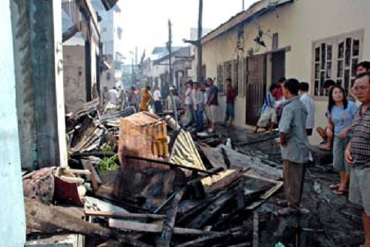 Tzu Chi membantu korban kebakaran Jl. Sei Kera Medan 