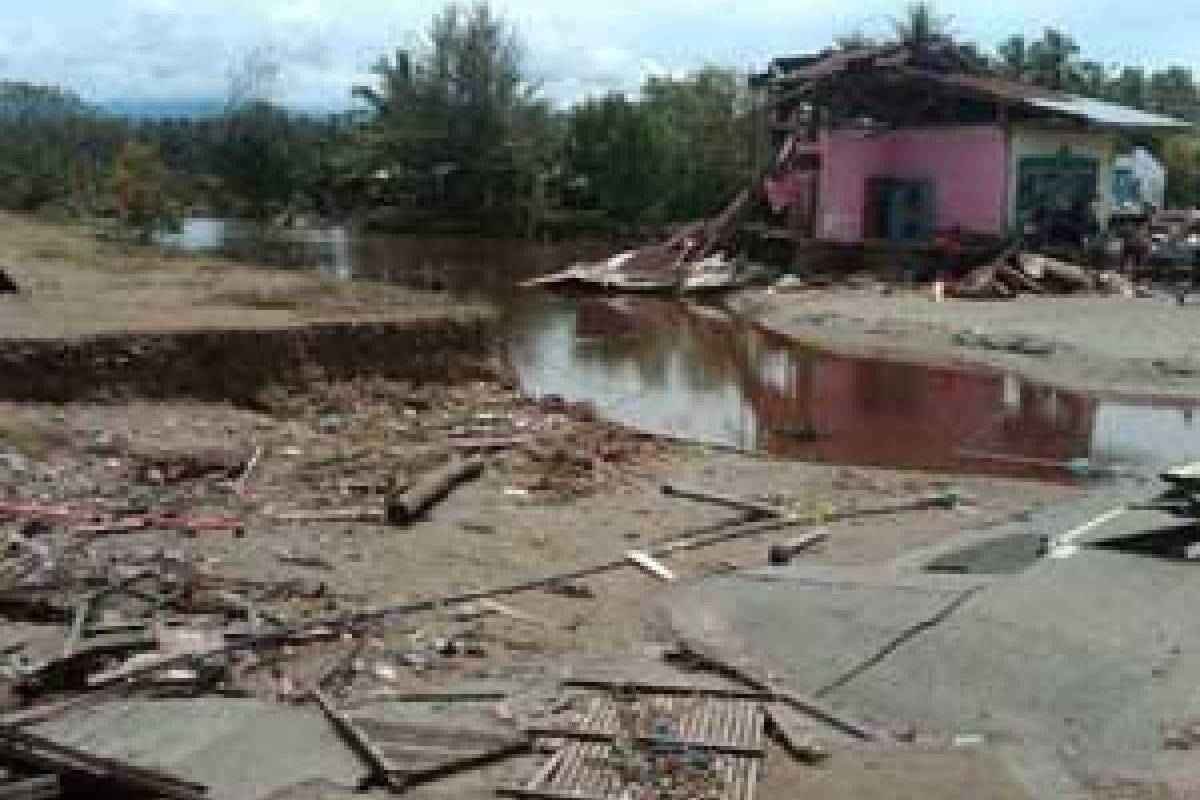 Bantuan Bagi Korban Banjir di Padang