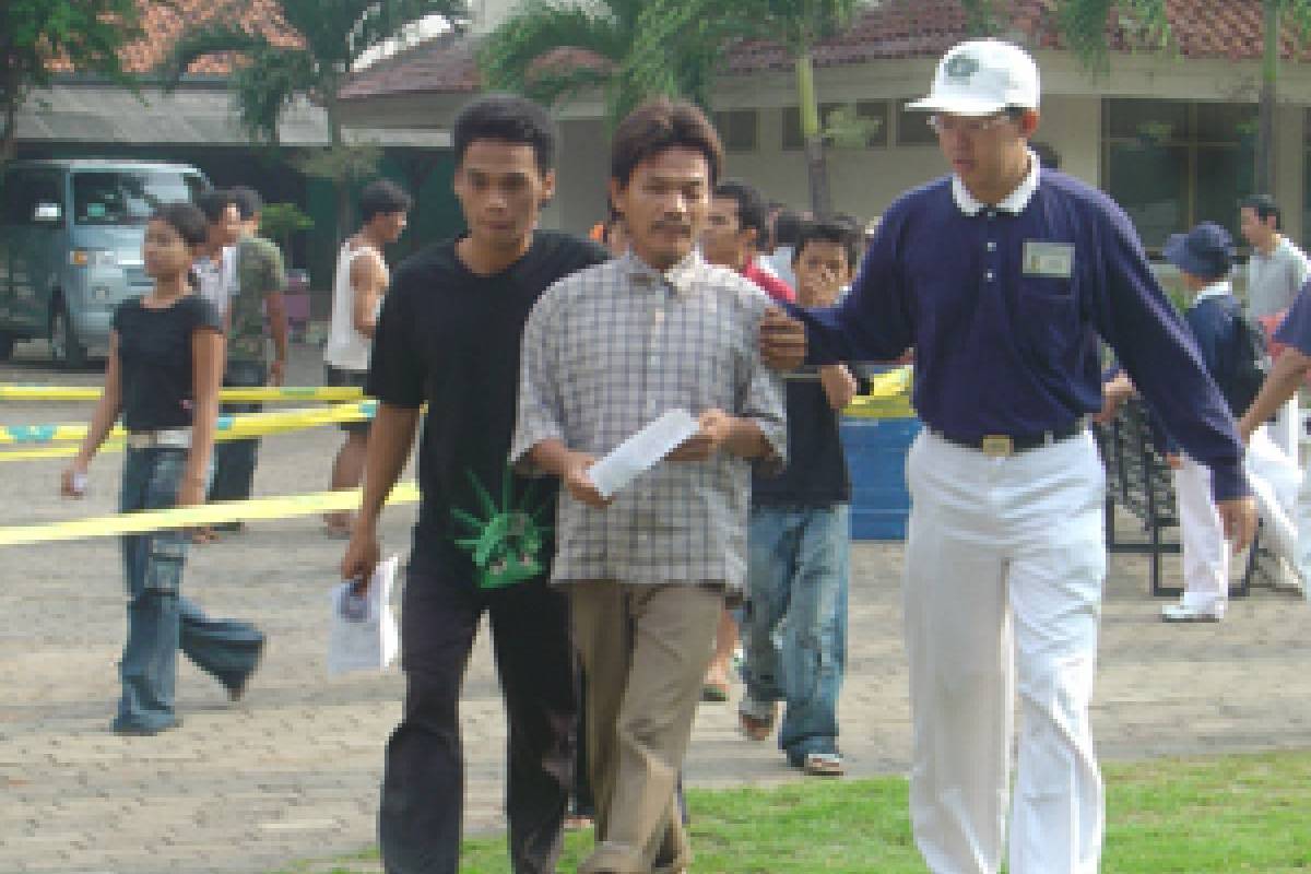 Pembagian beras dan lomba perahu naga di Kapuk Muara