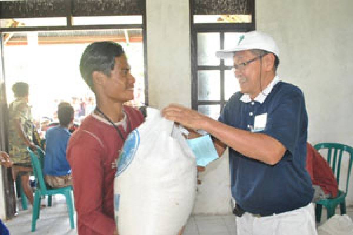 Baksos NTT: Senyum Terukir di Bibirnya