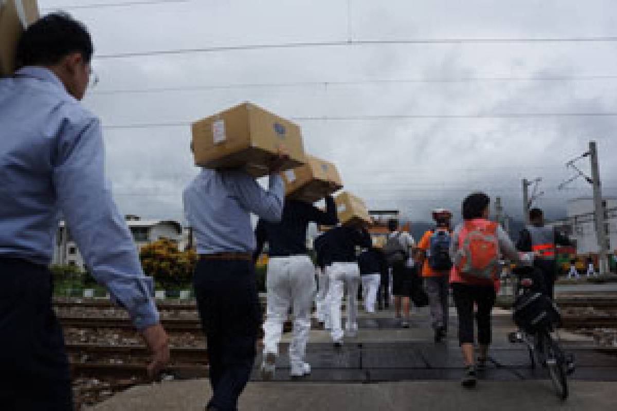 Topan Haiyan: Mengumpulkan Semua Bantuan 