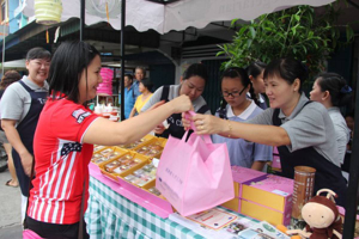 “Kue Bulan” Membina Kerukunan Budaya