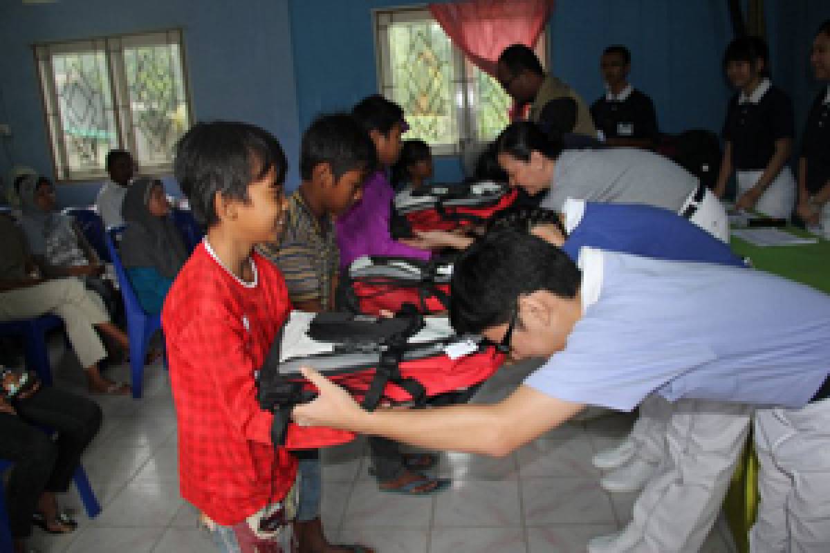 Bersemangat ke Sekolah dengan Seragam baru