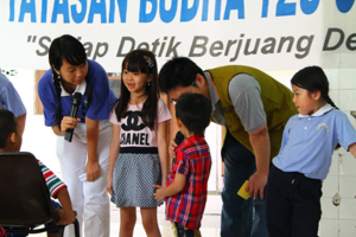 Berbagi Kasih Dengan Penghuni Panti Pelayan Kasih