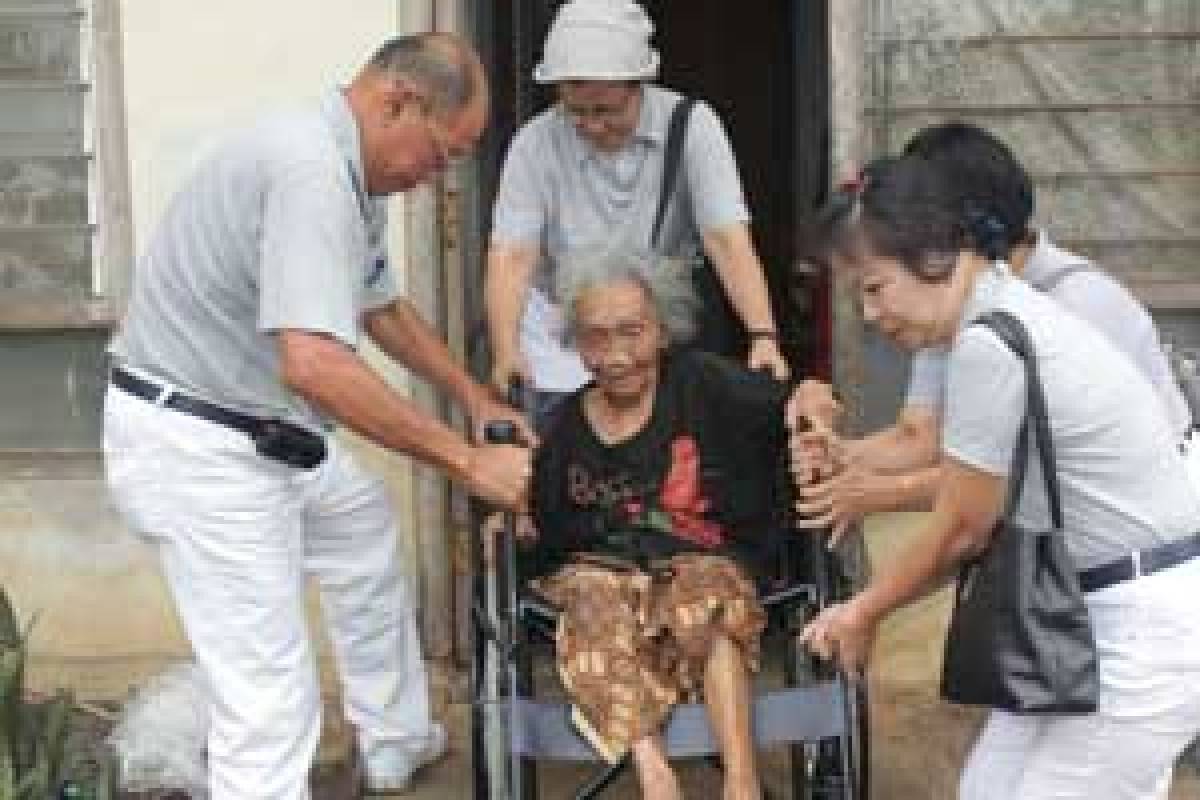 Kursi Roda untuk Mbah Rejo