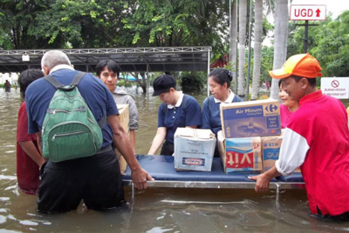 Banjir Jakarta: Nasi Bungkus untuk Warga Rusun Cinta Kasih
