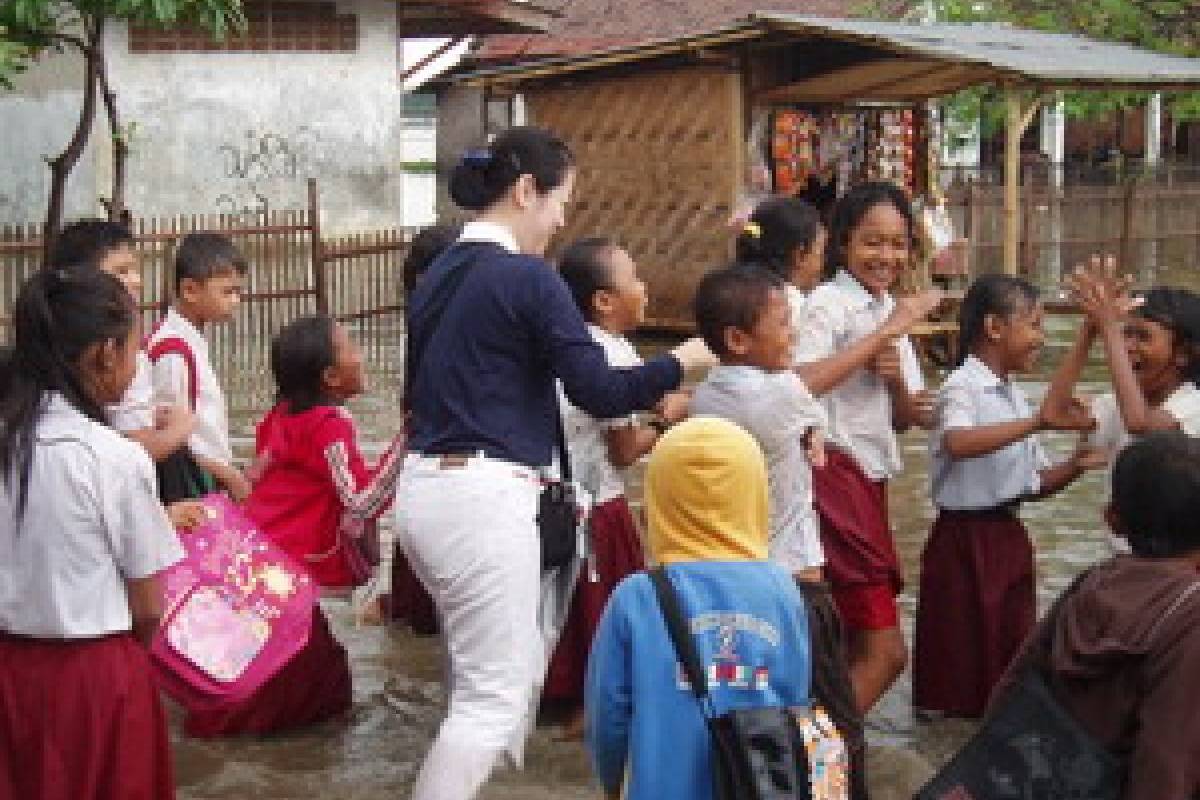 Menembus Banjir di Kampung Poncol