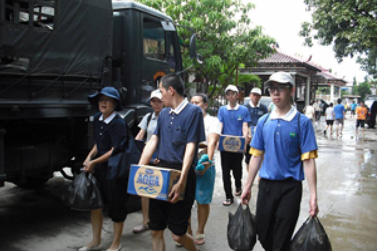 Banjir Jakarta: Welas Asih dalam Nasi Bungkus di Teluk Intan