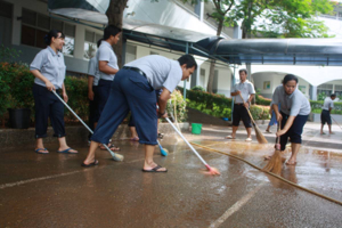 Banjir Jakarta: Membersihkan Sekolah Cinta Kasih