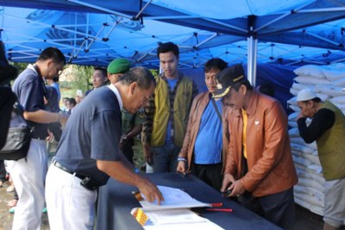 Pembagian Beras Sasana Krida Karang Taruna, Cakung