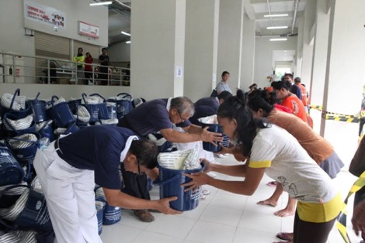 Pembagian Paket Bantuan Banjir di Kelapa Gading 