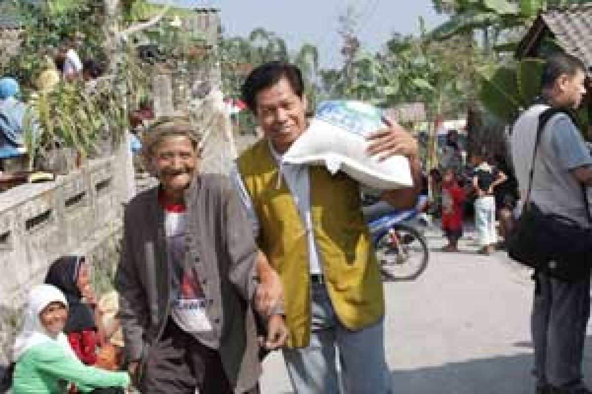 Berbagi Berkah dengan Pengungsi Merapi