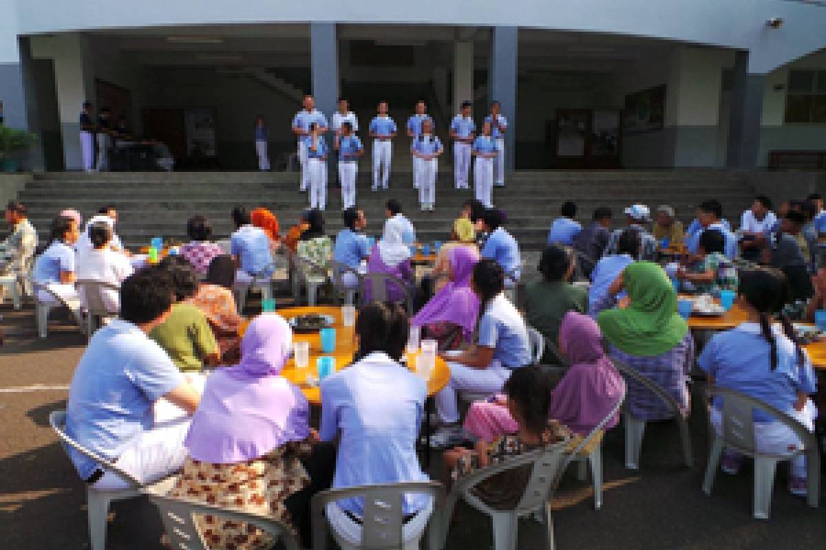 Menghibur Opa Oma di Perumahan Cinta Kasih