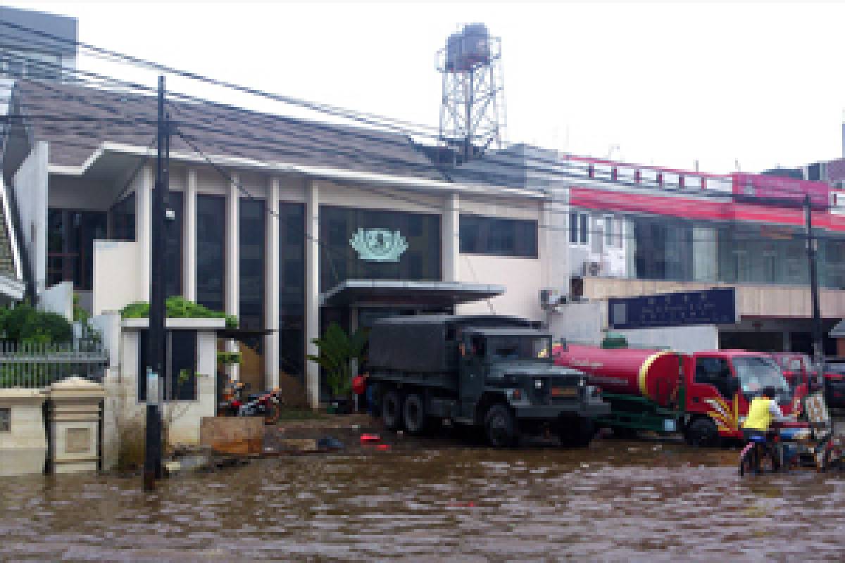 Banjir Jakarta: Bersih-bersih Jing Si Books & Cafe Pluit