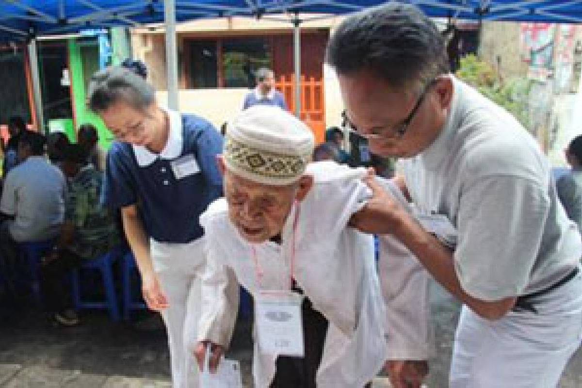 Mengobati Dengan Sentuhan Hangat Cinta Kasih