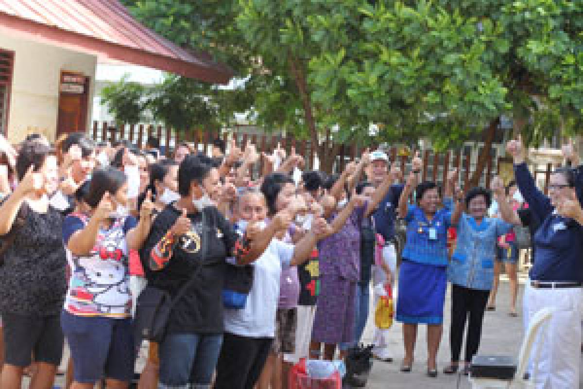 Bergotong Royong Membersihkan Sekolah