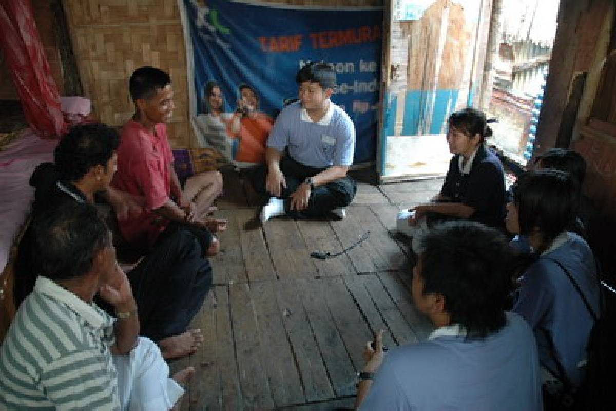 Berbagi Kasih Bersama Rohimin di Kampung Nelayan
