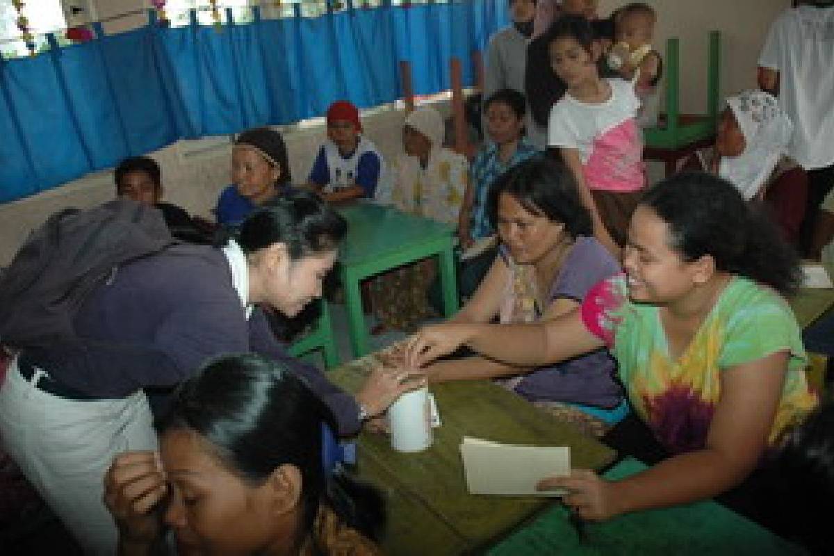 Silaturahmi dengan Warga Kampung Belakang