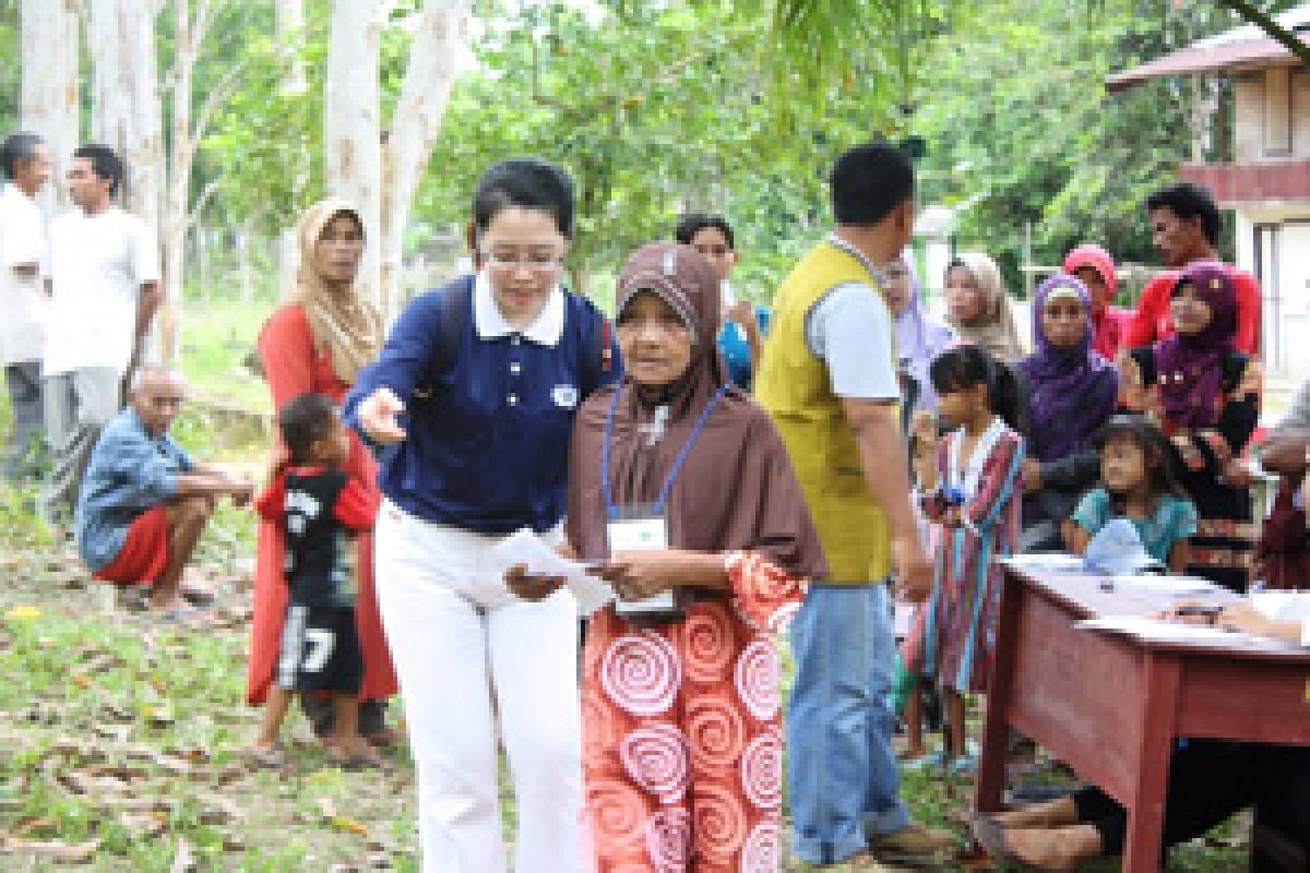 Memberikan Pengobatan ke Berbagai Desa